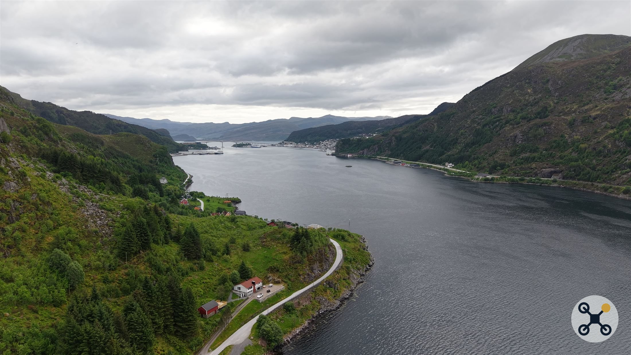 Utsikt over fjorden mot bro og tettsted i det fjerne.
