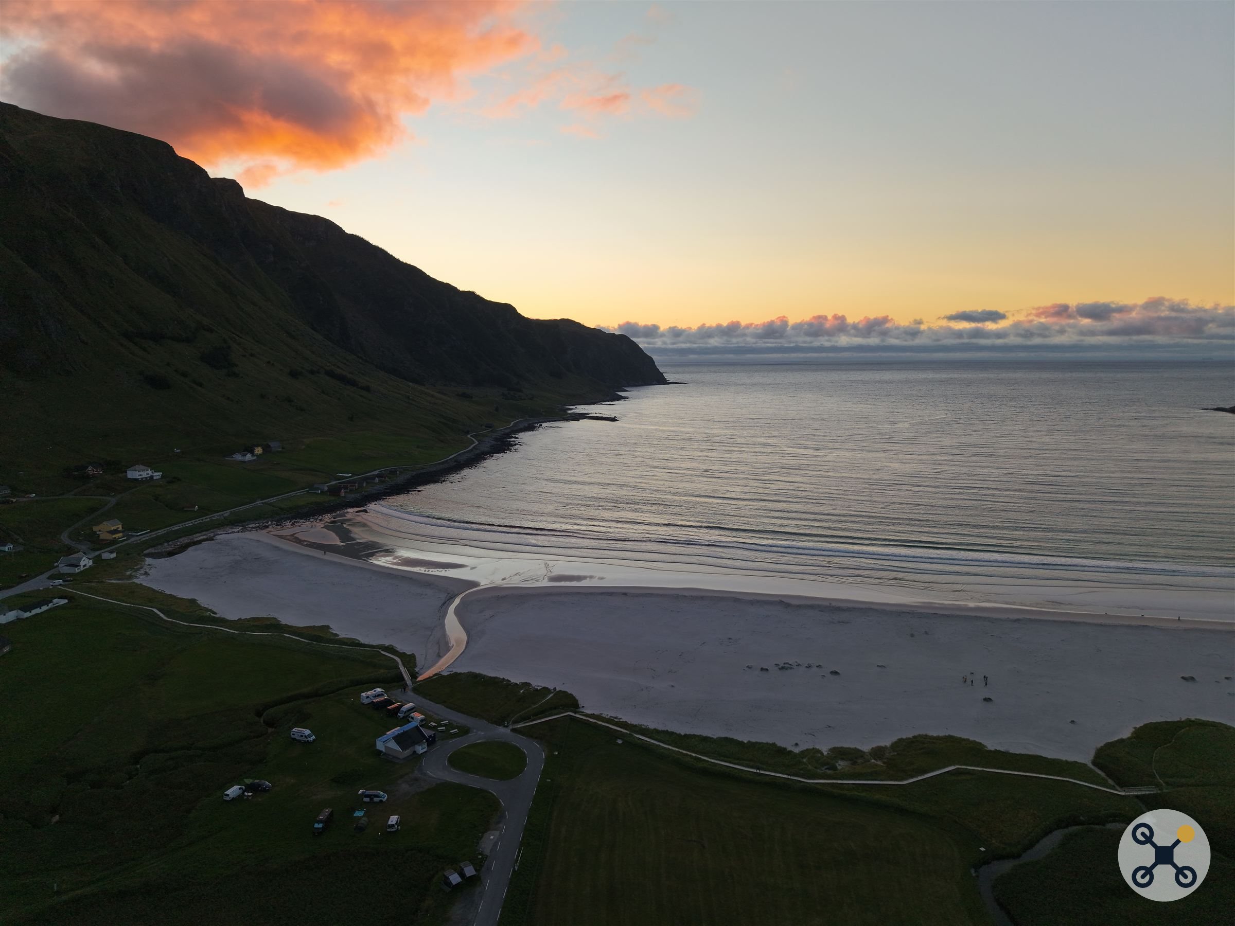 Refviksanden sett fra drone i solnedgang, med lang sandstrand og bølger mot kysten.